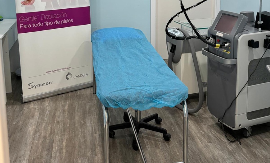 Image 3: Tratamiento inyectado efecto lifting en 3 zonas con retoque incluido