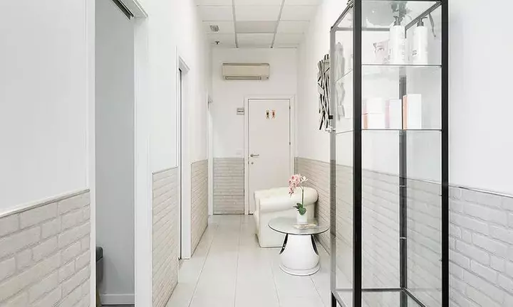 Sesión de tratamiento facial 8 en 1 en el centro estético Esencia