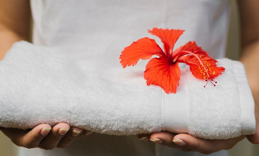 Image 4: Masaje en pareja con opción a ritual prémium con velas, cava y picoteo