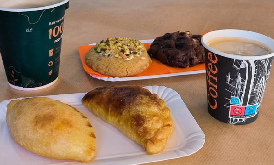 Image 4: Combo con 2 galletas rellenas, 2 empanadas y 2 bebidas