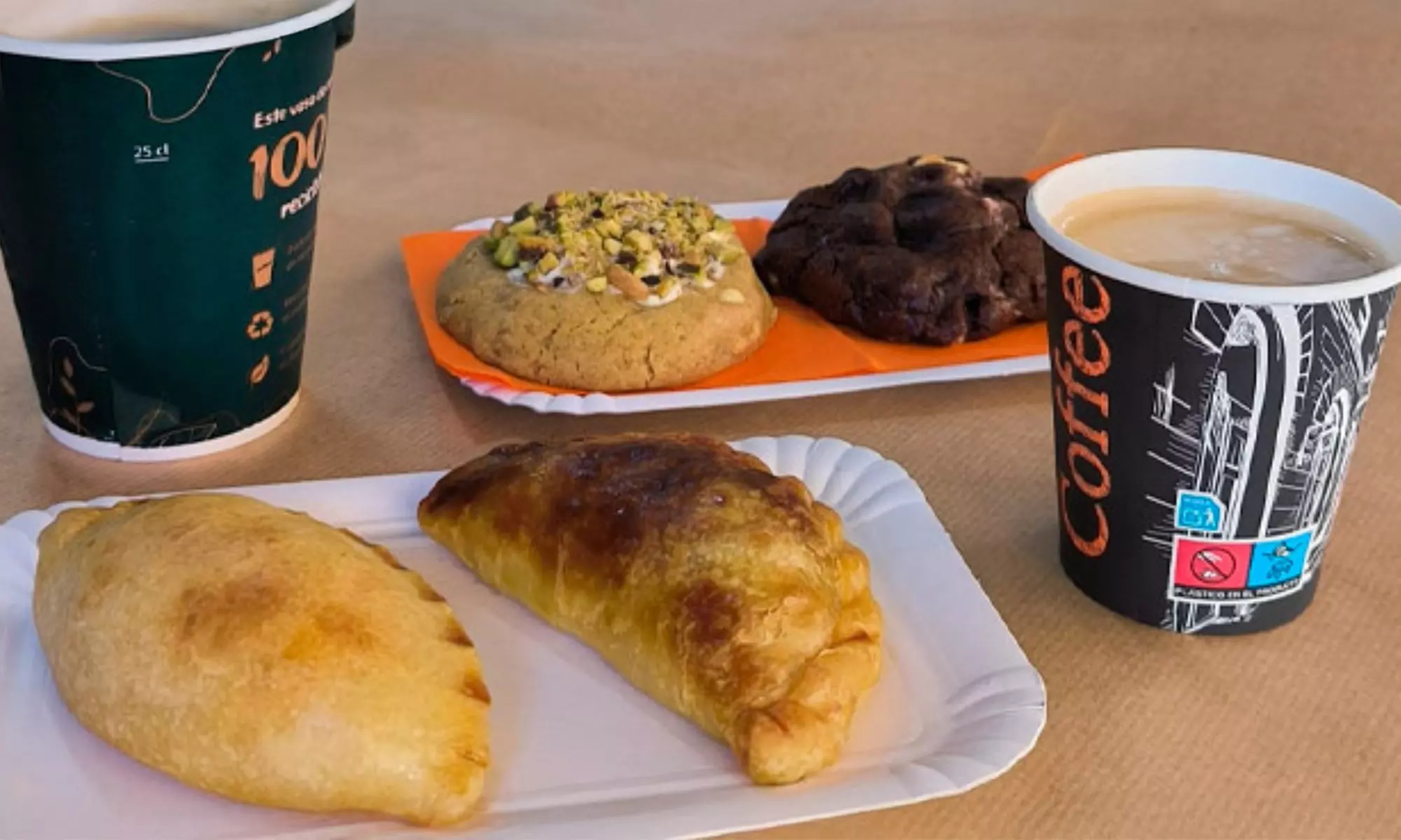 Combo con 2 galletas rellenas, 2 empanadas y 2 bebidas, con un  28% de descuento - Second Medium