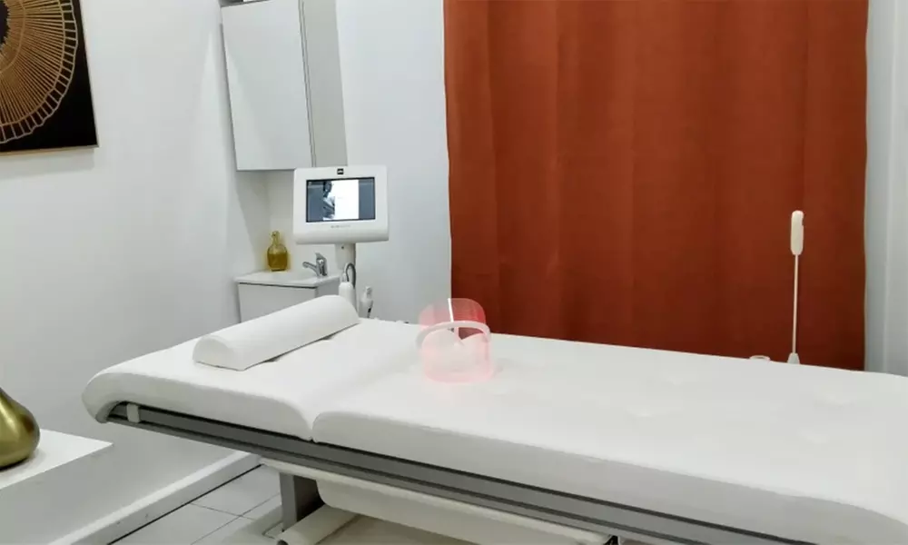 Massage aux pierres chaudes ou soin visage nourrissant à Divines Institut Lyon (jusqu'à 42% de remise) - Primary Image