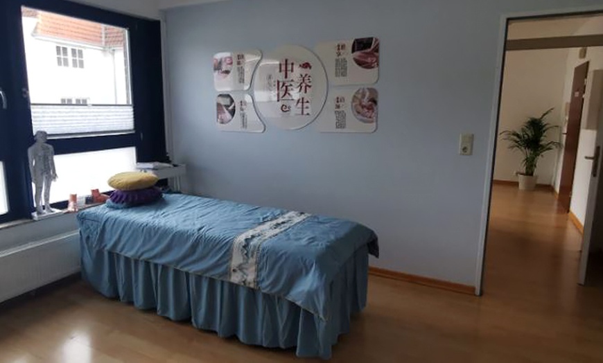 Image 3: Aromaöl- oder klassische chinesische Ganzkörpermassage für 1 Person