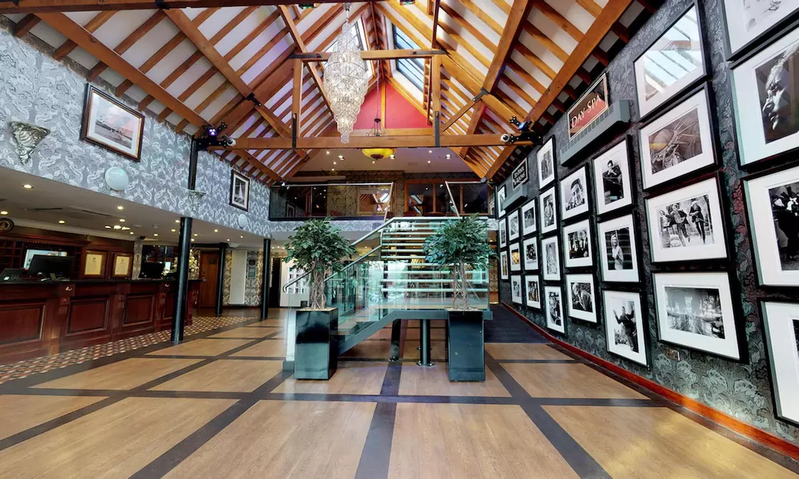 Hampshire: 4* Superior Double or Twin Room Stay with Breakfast