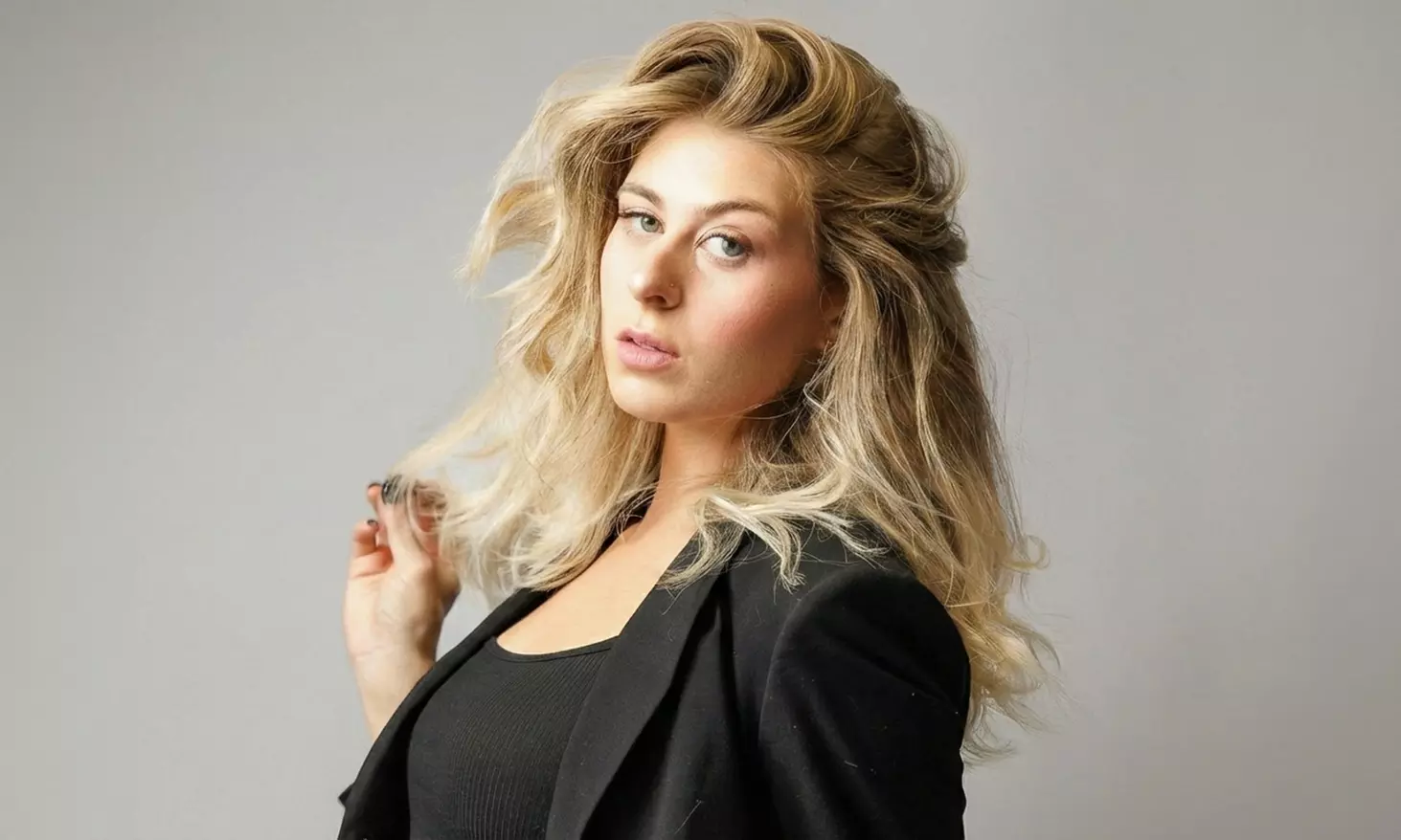 Capture Your Best Look with a 15-Minute Studio Photo Shoot