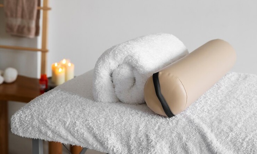 Image 2: Masaje sueco o relajante de 45 o 60 min, con opción craneocervical