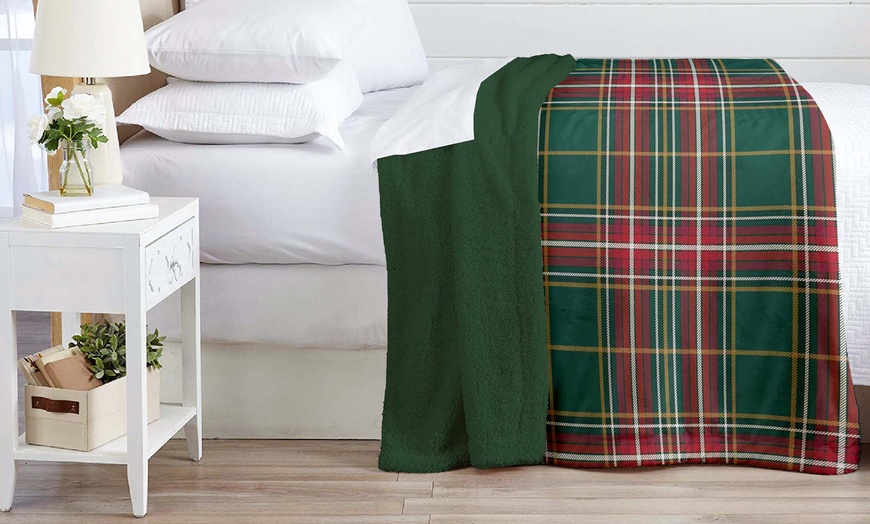 Image 31: Plaid réversible sherpa et microfibre