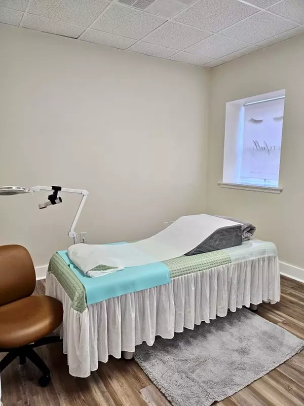 One Beautiful Natural, Flawless Full Set/Luxury Volume Lash Extension