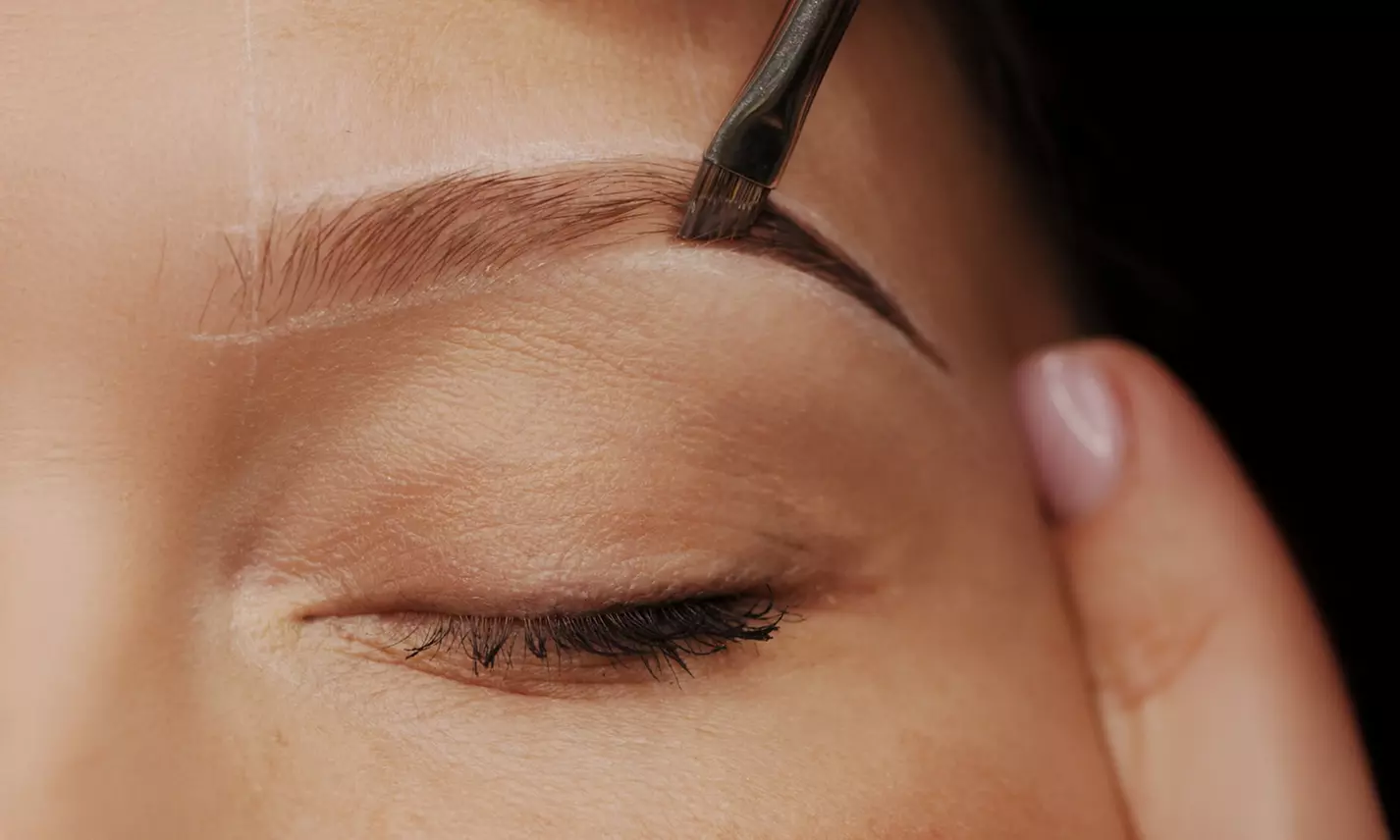 Kurs online na start "Stylistka na medal": laminacja i lifting rzęs oraz brwi z Artistic Look (do - 92% ) - Primary Image