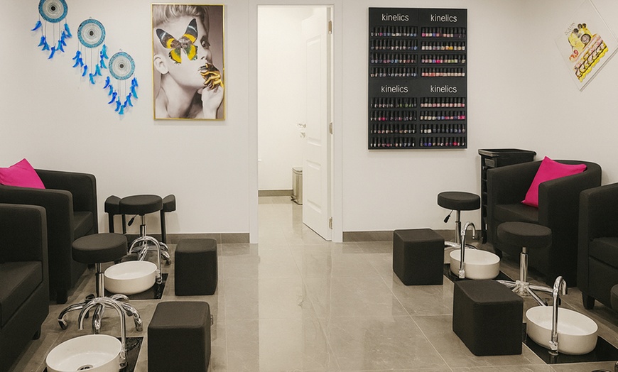 Image 4: Professional Hair Coloring Services – Root Touch-Up, Color & Highlight