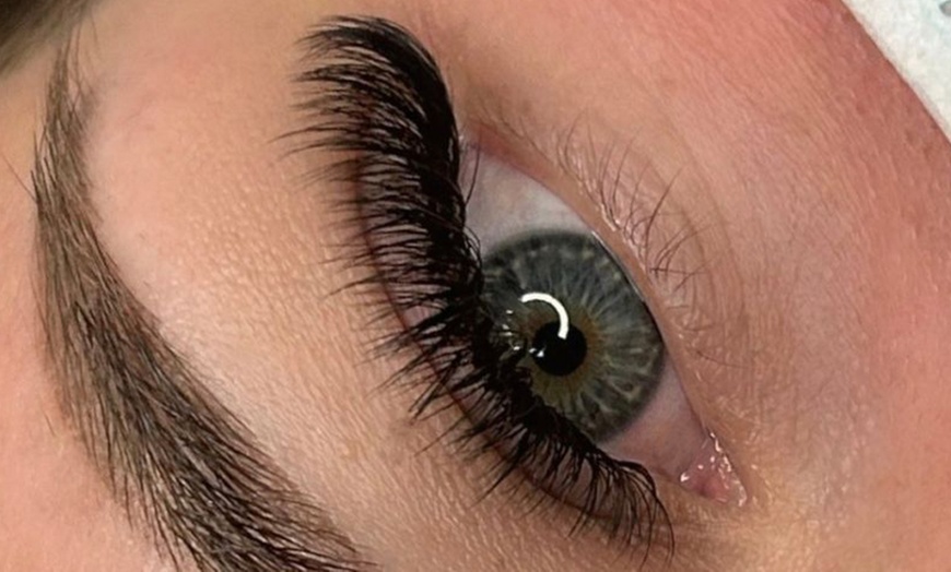 Image 9: Wimpernverlängerung mit 1:1-, Volumen- oder Mega-Volumen-Technik 