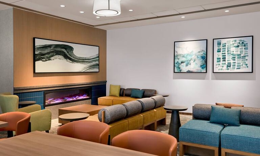 Image 11: Comfortable Budget Hotel Near LAX With Parking Included