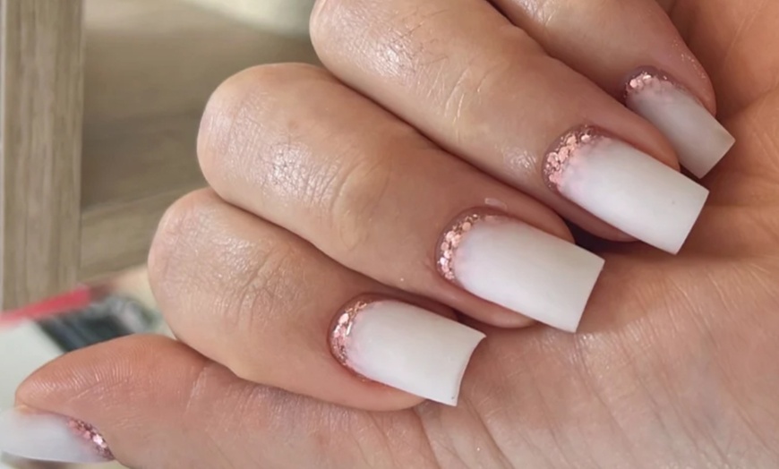 Image 1: Beauté des mains avec Nails by Kary