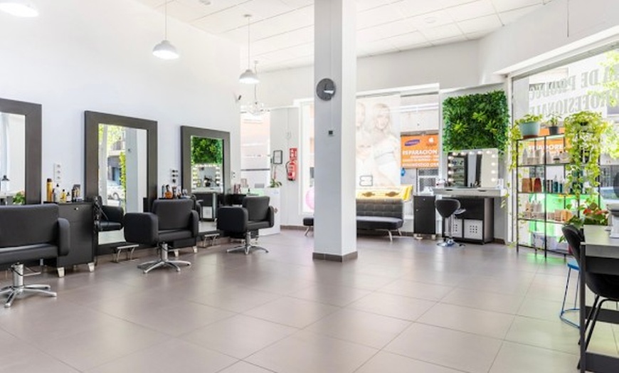 Image 6: Sesión de manicura y/o pedicura semipermanente