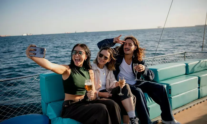 Image 2: Paseo en barco de madera con tapas y bebidas para 1 o 2 personas