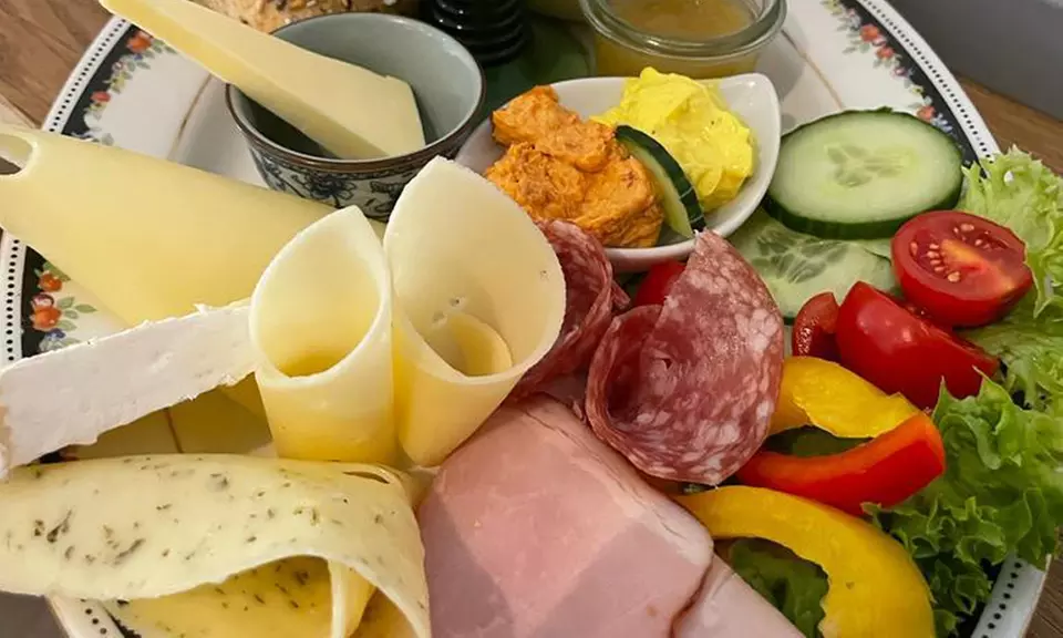 Frühstück inkl. Heißgetränk für 2 oder 4 Personen