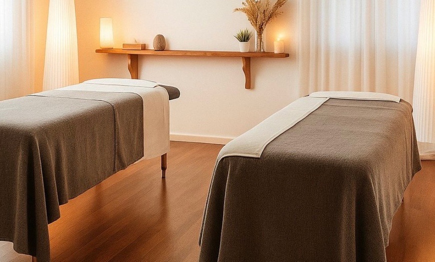 Image 2: Masaje en pareja de 45 o 60 minutos con opción a hidromasaje y sauna