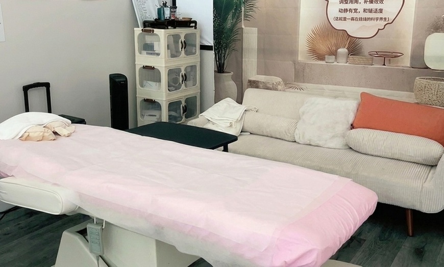 Image 2: 1 or 2 60 or 90 Minute Swedish or Deep Tissue Massages with Hot Stones