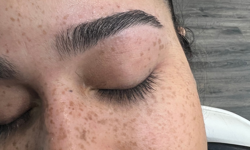 Image 5: Depilación con hilo y diseño en cejas, labios o rostro y cuello 