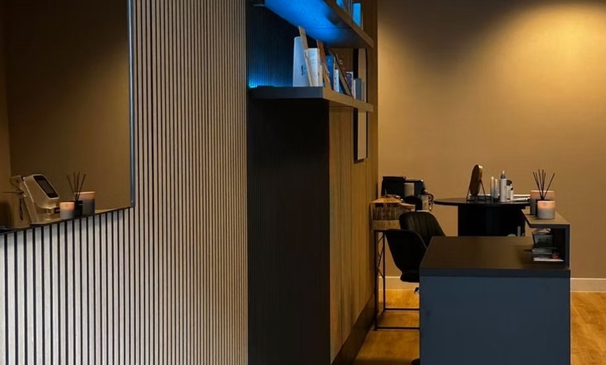 Image 2: Ervaar alleen of als duo een hydrafacial in een moderne setting