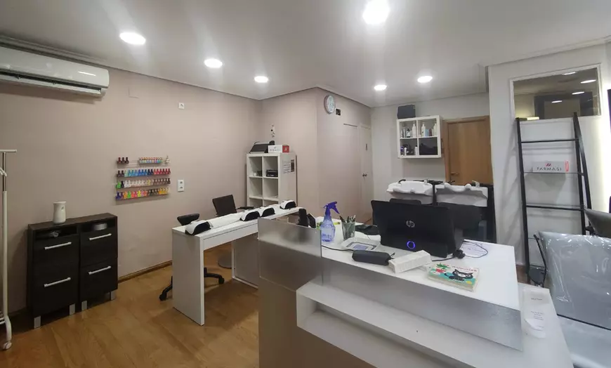 Image 3: Sesión de manicura y/o pedicura express con esmaltado semipermanente