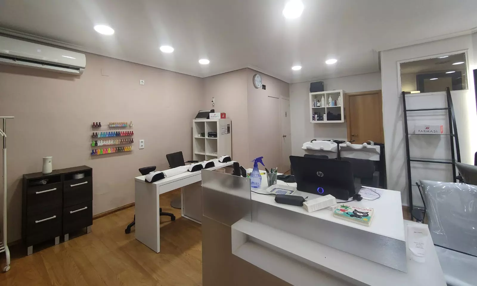 Manicura y/o pedicura con semipermanente y opción a puesta de uñas