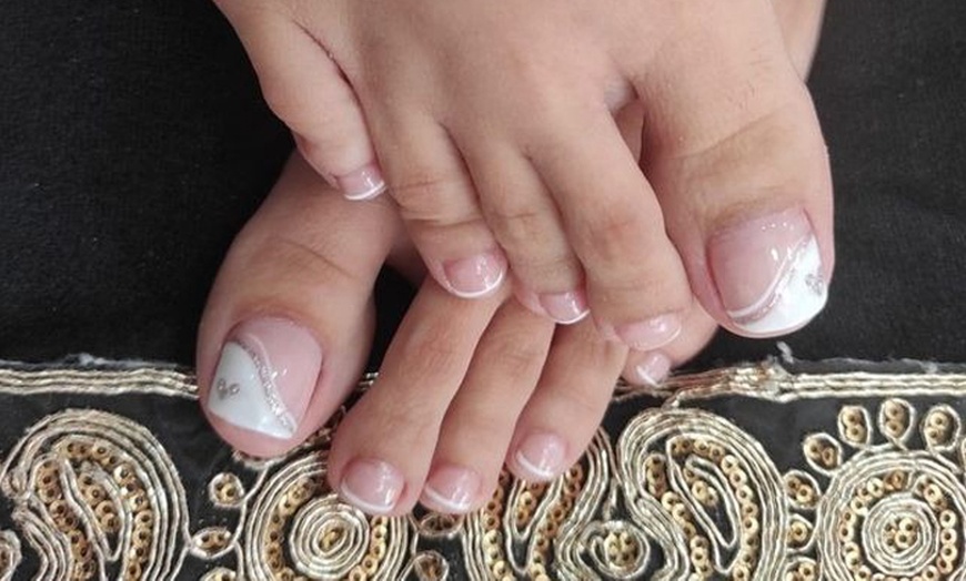 Image 3: Sesión de manicura, pedicura o ambas y diseño de 1 uña para 1 persona
