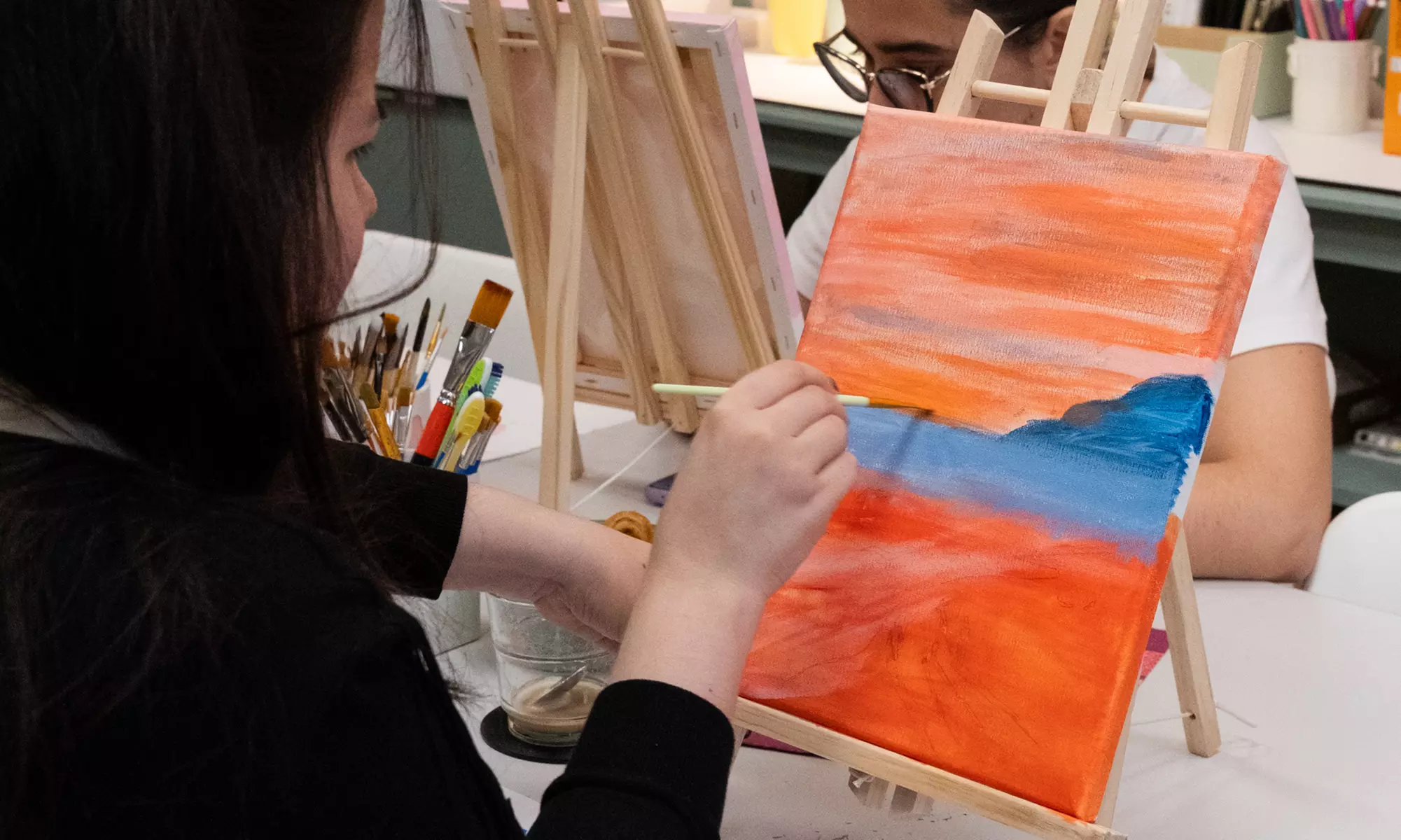 Taller para 1 o 2: pintura de cuadro o tote bag, o clase de maquillaje