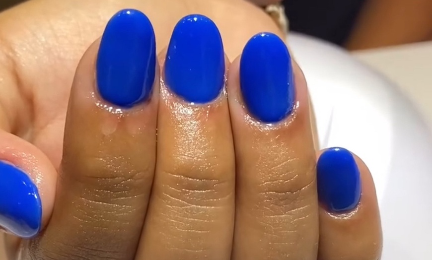 Image 5: 1 sesión de manicura y/o pedicura con esmaltado semipermanente