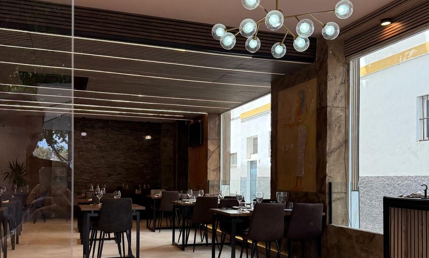 Image 9: Menú fusión con entrante, principal, postre y bebida 