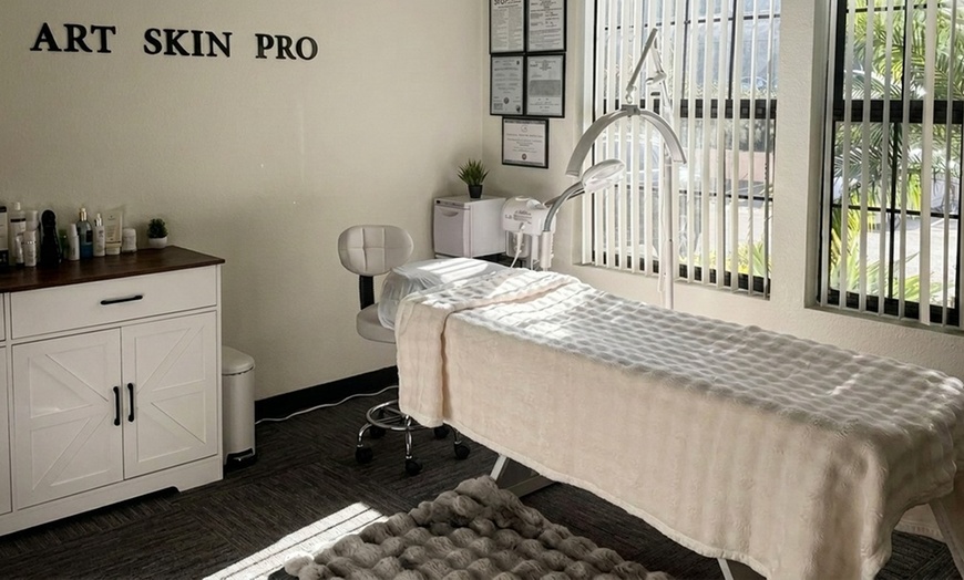 Image 3: Achieve Smooth Skin with 1 or 3 Brazilian or Bikini Wax Sessions