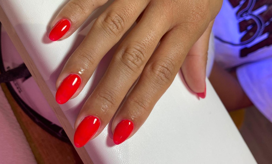 Image 8: ¡Cuidado total para tus uñas! Manicura, pedicura o uñas de gel para 1