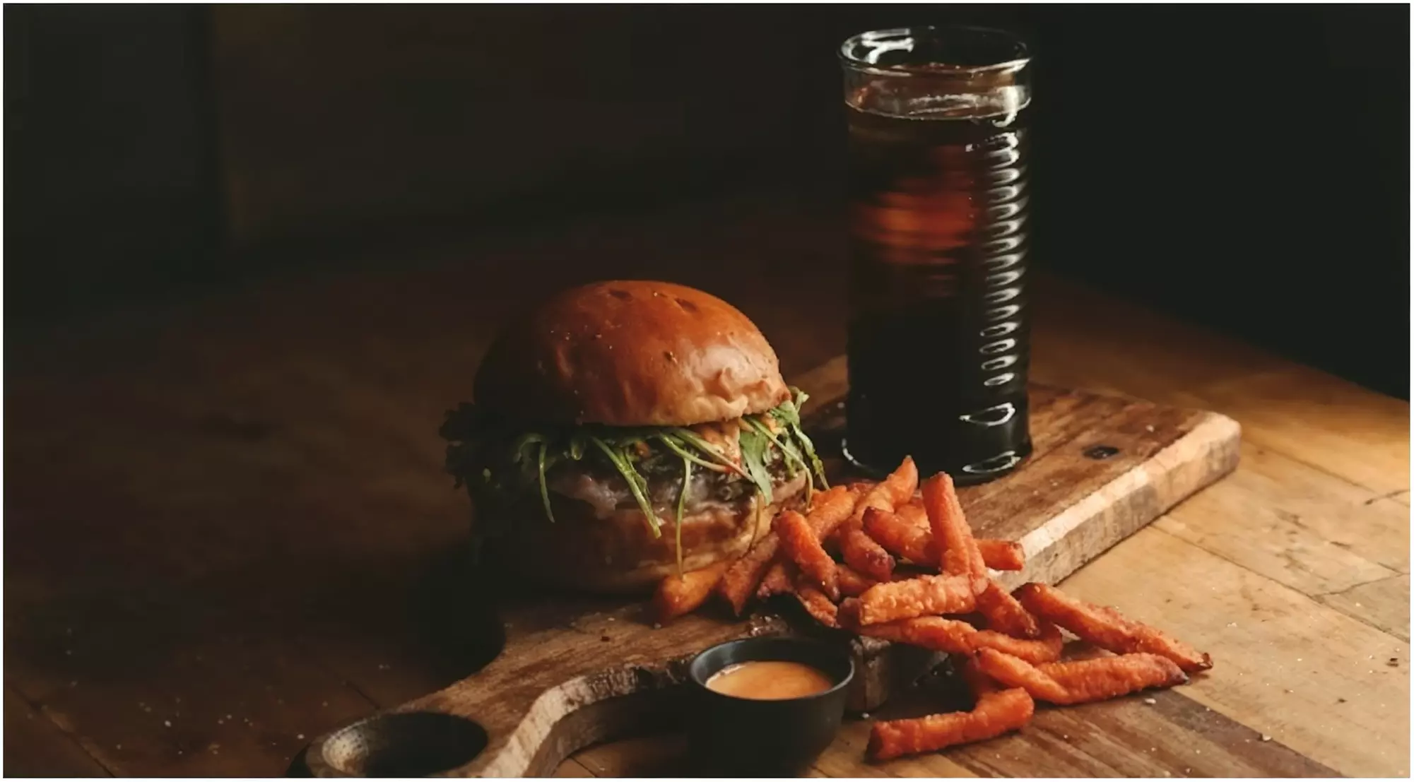 Menú para 2 o 4 con entrante, hamburguesas, postre y bebidas