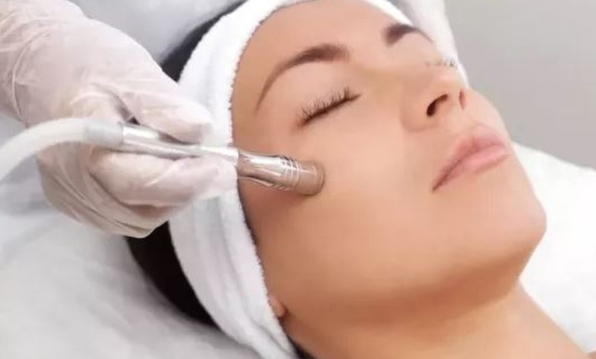 Image 1: Soin du visage par micro-dermabrasion à l'Institut Belle peau