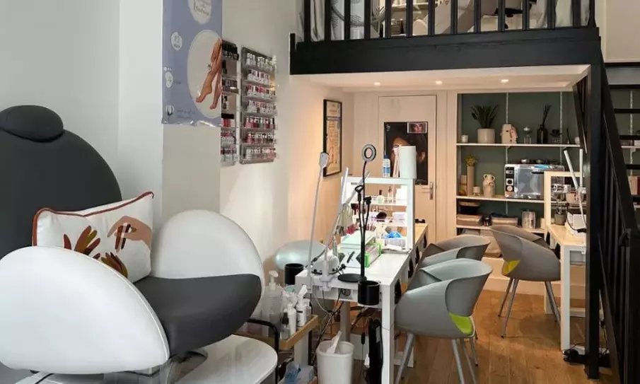 Brow lift avec teinture, tracé des sourcils en option