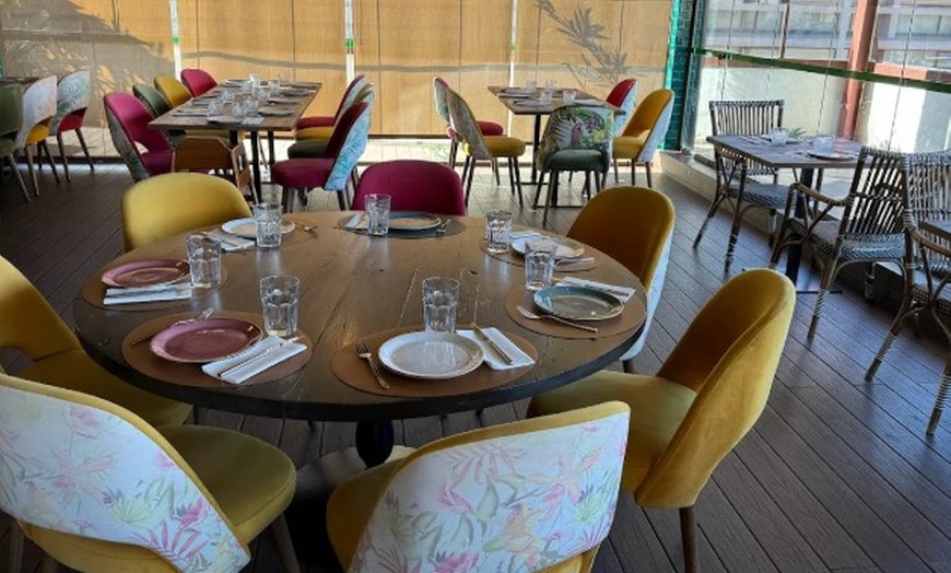 Image 32: Menú mediterráneo con postre y bebida o botella de vino para 2 o 4