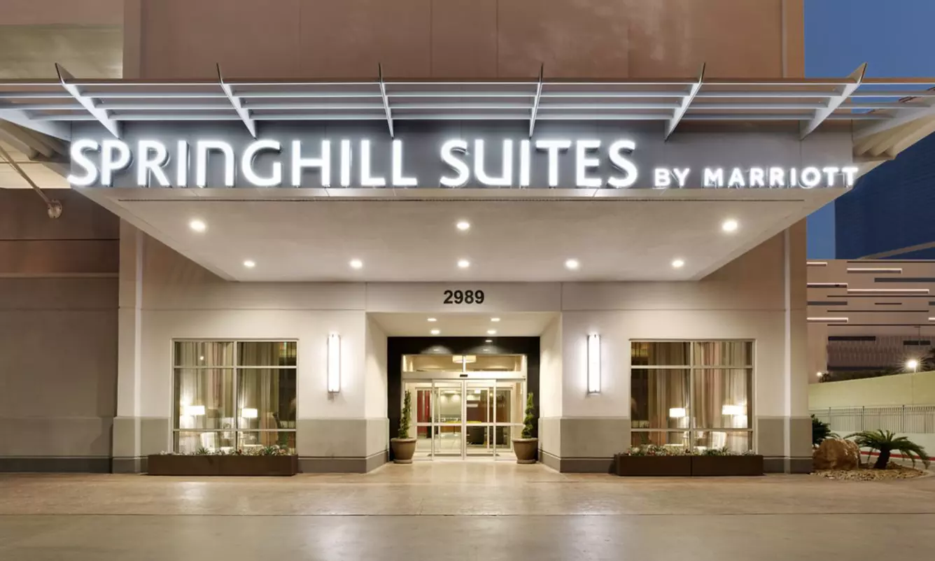 Hotel Stay w/ Rooftop Pool & Breakfast. Minutes From The Strip