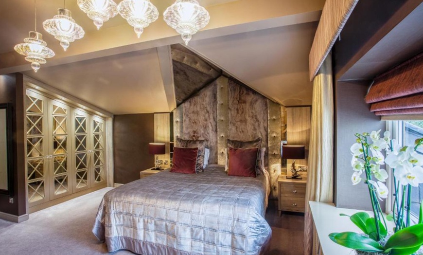 Image 5: Greater Manchester: 2 Nights with Breakfast, Dinner and Bottle of Wine