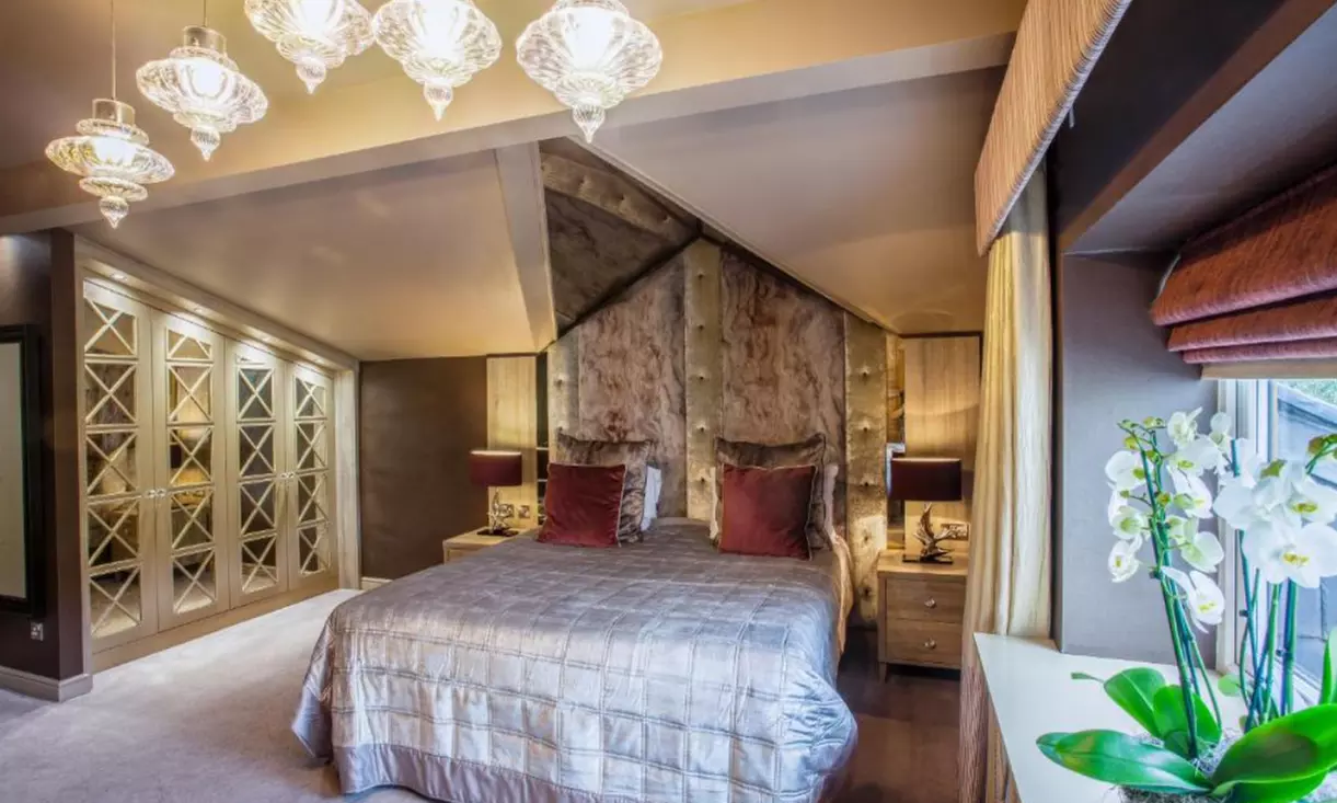 Greater Manchester: 2 Nights with Breakfast, Dinner and Bottle of Wine