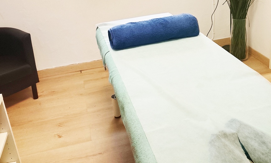 Image 3: 1, 2 o 3 masajes de 45 minutos para una persona de tipo a elegir