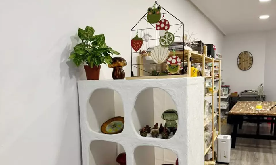 Taller de cerámica "Crea y decora tu taza" de 2,5 h con bebida o té