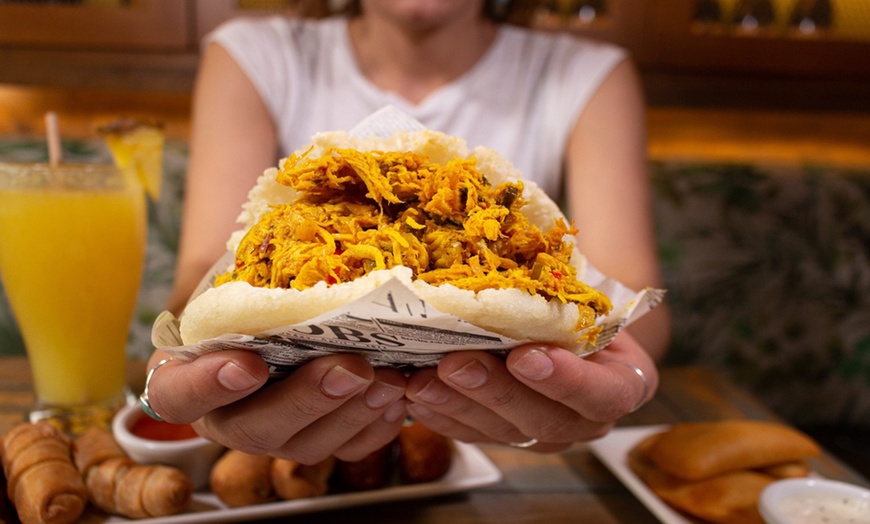 Image 2: Menú venezolano de arepas o parrillada a elegir para 2 o 4 personas