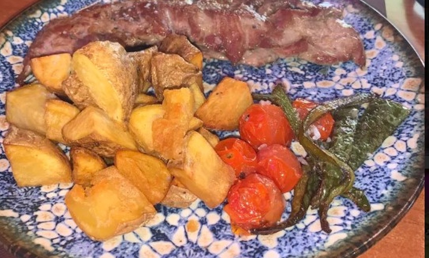 Image 29: Menú para 2 o 4 con entrantes, principales, postres y bebidas 