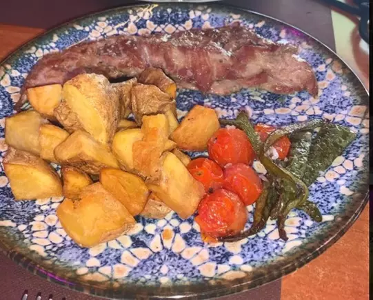 Menú para 2 o 4 con entrantes, principales, postres y bebidas