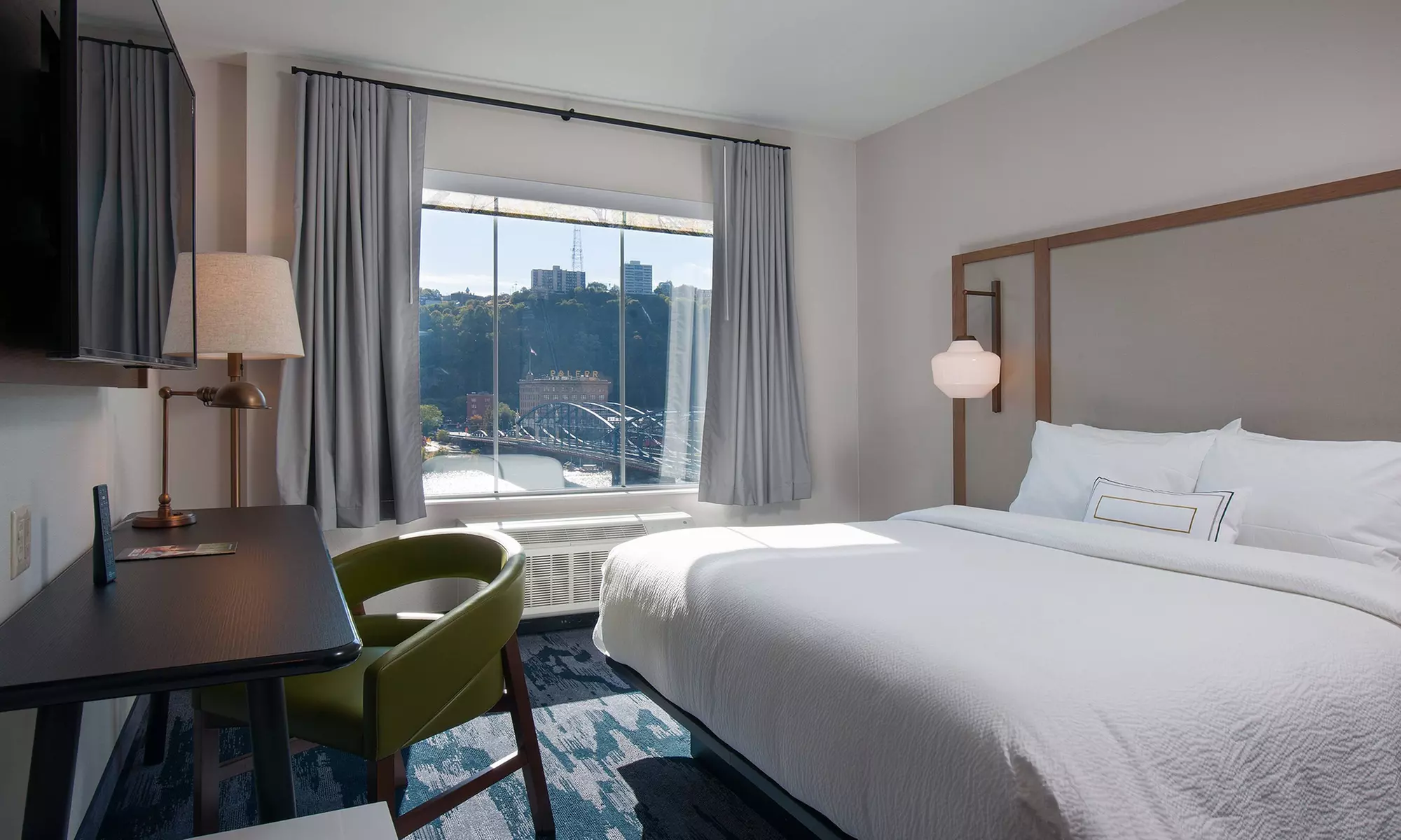 Downtown Pittsburgh Stay – Pet-Friendly & Modern Comfort