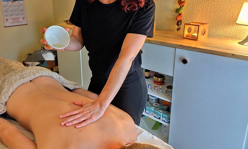 Image 2: Masaje de 60 o 90 minutos a elegir con té de bienvenida para 1 persona