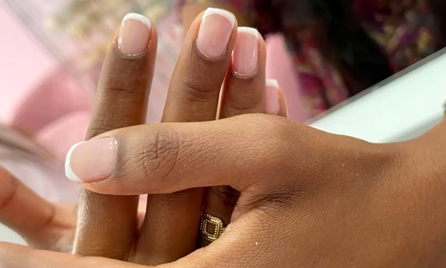 Image 10: 1 o 3 sesiones de manicura y/o pedicura clásica o semipermanente