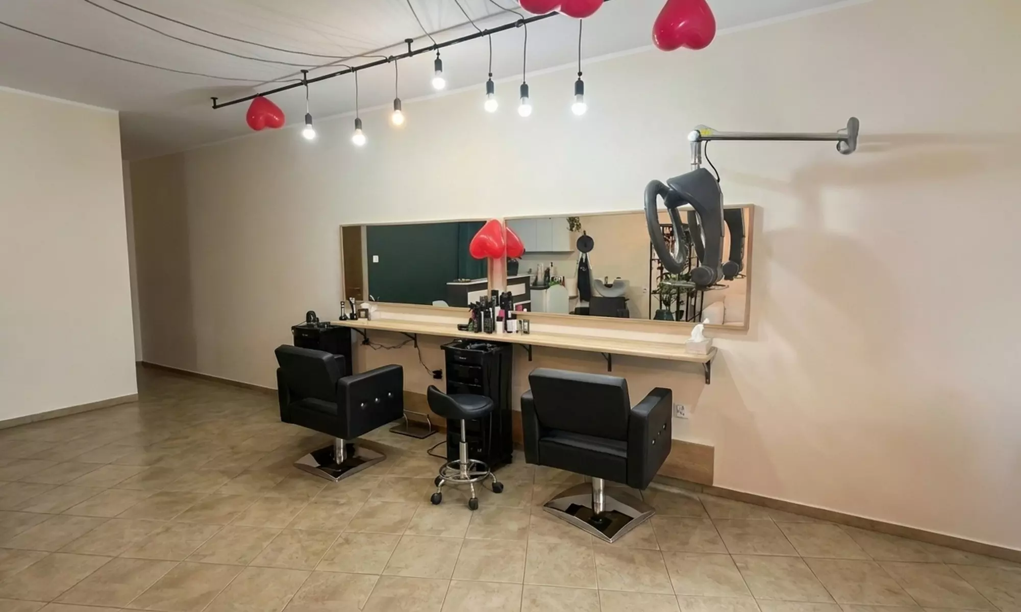 Pełne blasku włosy: strzyżenie z pielęgnacją, koloryzacja lub botoks