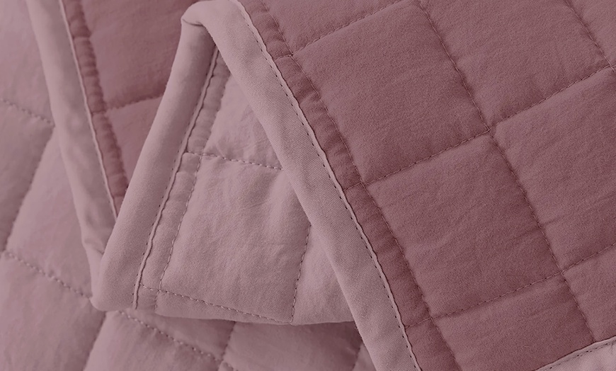 Image 24: Italian 4-Season Two-Tone Hypoallergenic Quilt