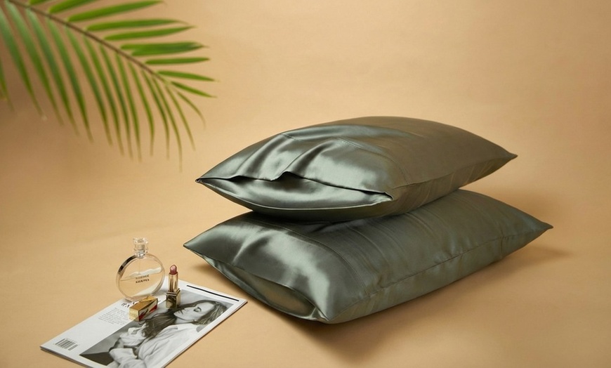 Image 3: Premium Mulberry Silk Reversible Pillowcase Duo